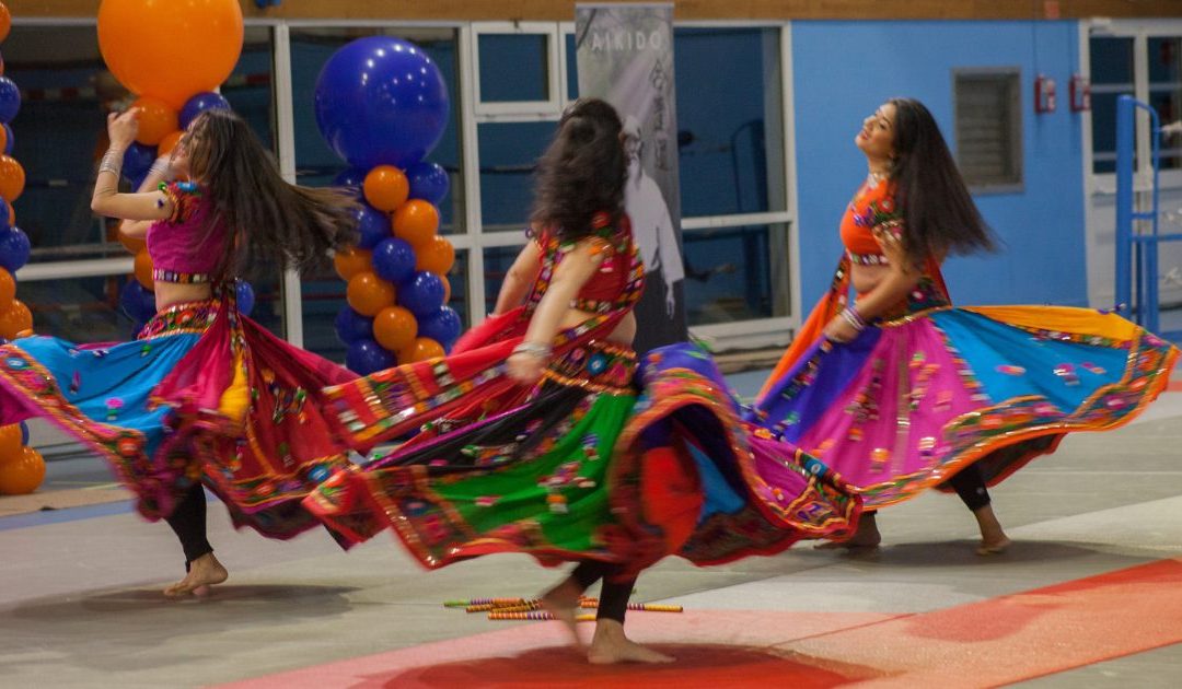 Tourner, vibrer, sourire : la symbolique du mouvement circulaire en danse indienne