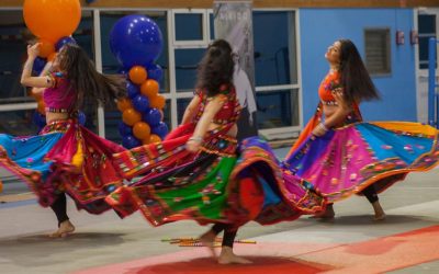 Tourner, vibrer, sourire : la symbolique du mouvement circulaire en danse indienne