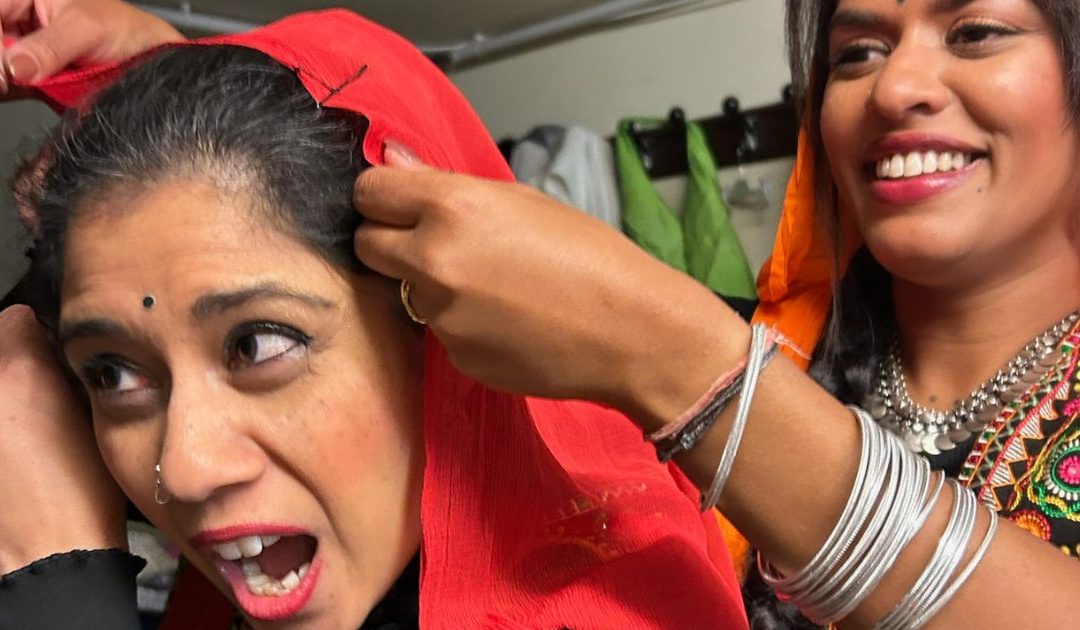 Les coulisses : là où les danseuses Bollywood deviennent des ninjas (un peu cabossées)